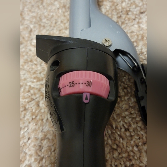 SALE ๐ 4/$15 Excellent condition Revlon 1/4" curling iron - Picture 4 of 4
